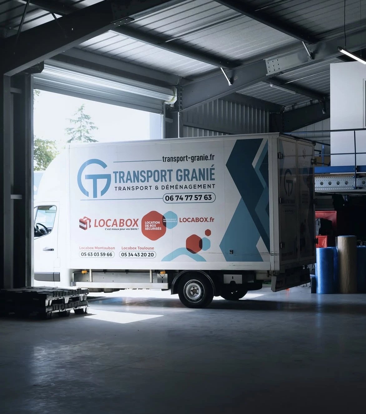 Camion Transport Granié dans le dépôt d'Albias