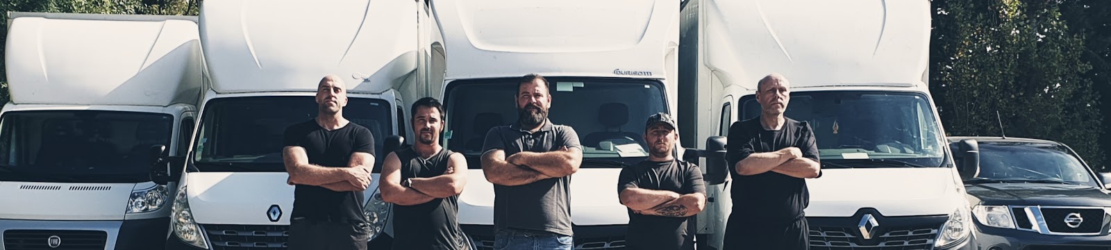 L'équipe Transport Granié, bras croisés devant ses camions